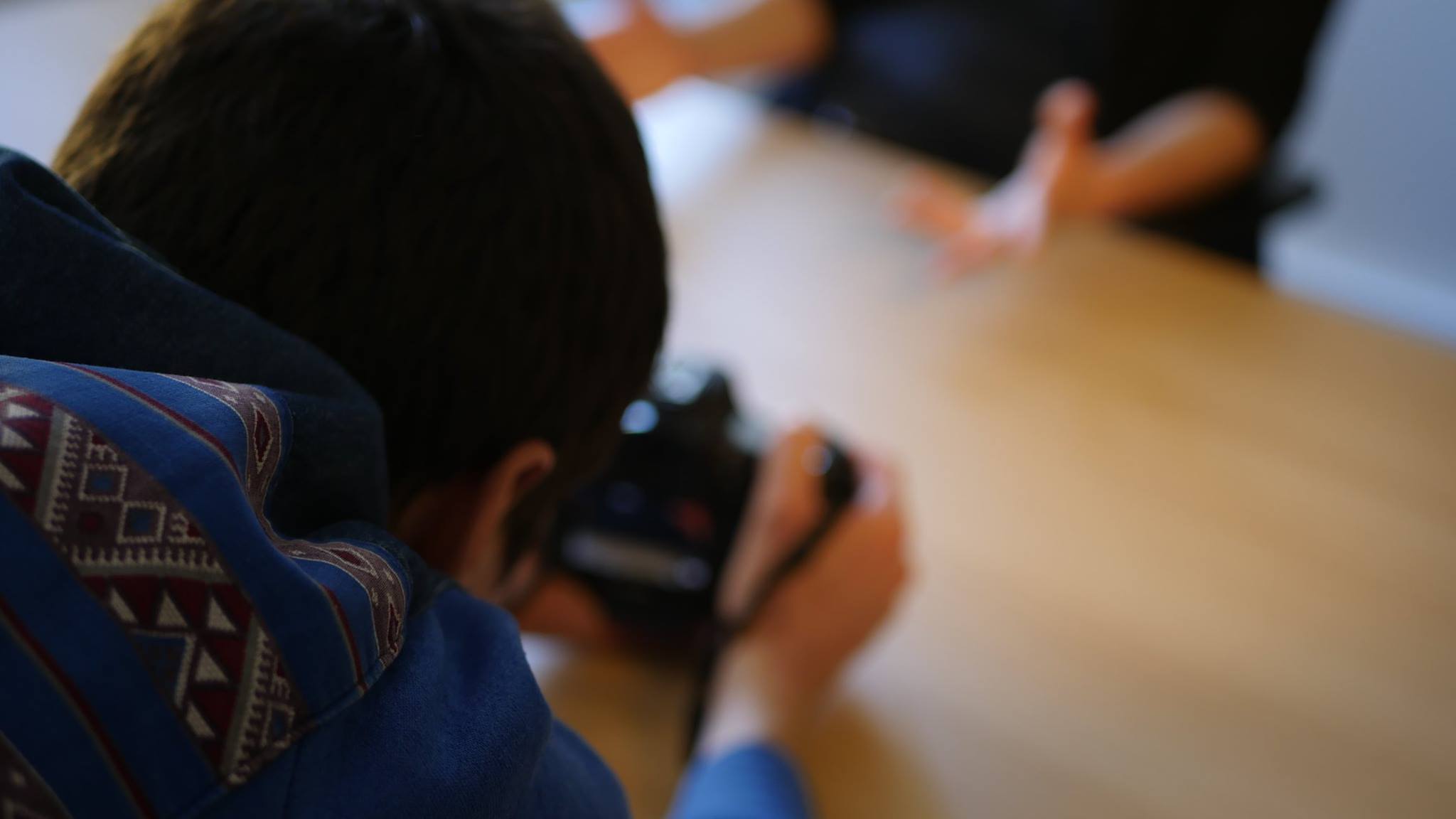Laurent Moussinac derrière la caméra, tournage, interview.