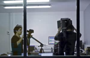 Equipe technique installe matériel de prise de vue pour captation d'un film institutionnel.